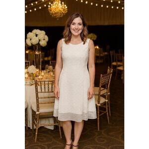 Sandra Deen White Circle Textured Sleeveless Dress. Size 8